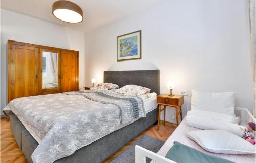 Ένα ή περισσότερα κρεβάτια σε δωμάτιο στο Stunning Home In Kumrovec With Sauna