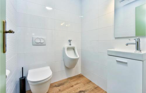 Ένα μπάνιο στο Stunning Home In Kumrovec With Sauna