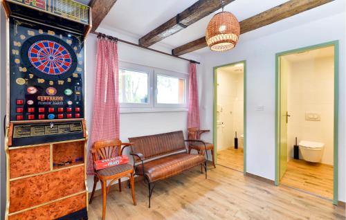 uma sala de estar com um alvo de dardos na parede em Cozy Home In Kumrovec With Kitchen em Kumrovec