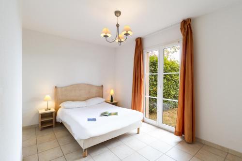 1 dormitorio con cama y ventana grande en Garden & City Les Bastides de Grimaud en Grimaud