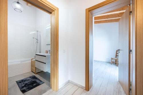 Łazienka z przeszklonymi drzwiami prowadzącymi do prysznica w obiekcie Porta 27 w mieście Silves