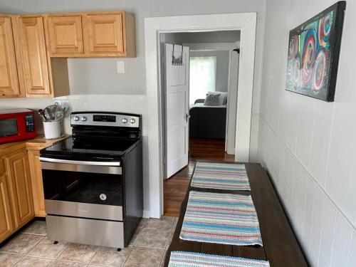 een keuken met een kookplaat in de kamer bij Spanish Town / Downtown Apartment in Baton Rouge