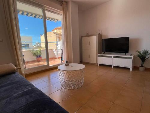 TV a/nebo společenská místnost v ubytování South facing 1 bed apartment, near beach
