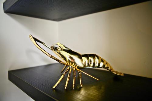 a metal skeleton of a bird sitting on a table at Rock Lobster City Lodge in Antwerp