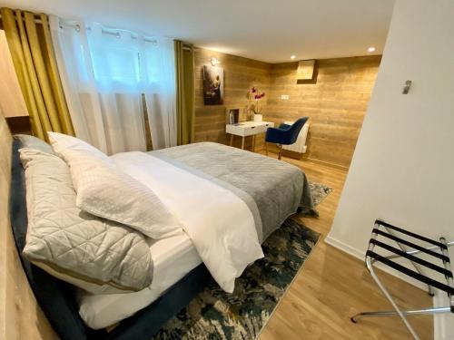 - une chambre avec un lit, une table et une chaise dans l'établissement Appartament Bel Air, à Cherbourg en Cotentin