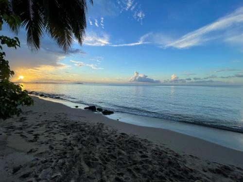 vista para a praia ao pôr-do-sol em Aqua by Dreams Hotel 
