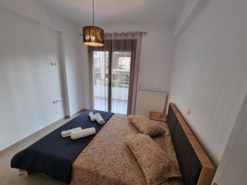 een slaapkamer met een bed met twee handdoeken erop bij AGORA luxury APARTMENT 1 in Loutraki