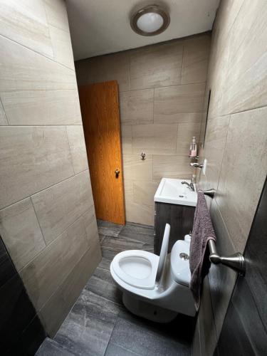 a bathroom with a toilet and a sink at Casa Lían in Cuernavaca