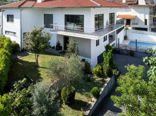 - une vue aérienne sur une maison avec une cour dans l'établissement Casa de Coelhosa, à Vale de Cambra