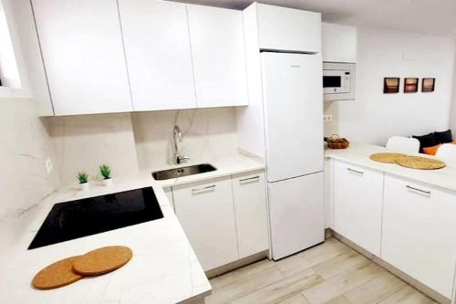 Een keuken of kitchenette bij Newly refurbished beachfront apartment.