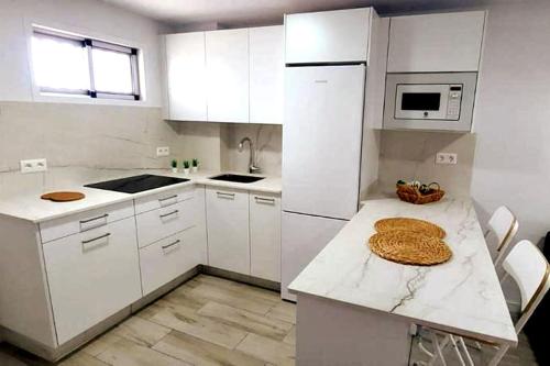 Una cocina o cocineta en Newly refurbished beachfront apartment.