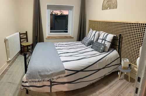 une chambre avec un grand lit et une fenêtre dans l'établissement La casa, à Uchizy