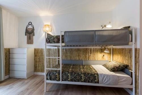 um quarto com beliches num dormitório em Santo - Coworking - Coliving - Madrid em Madri