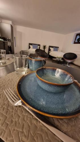 een tafel met borden en bestek erop bij FP-Immobilien in Harsum