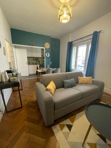 un salon avec un canapé et une cuisine dans l'établissement Le charmant de Rompsay, Familial & Moderne, à La Rochelle