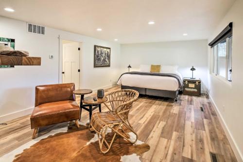 米蘇拉的住宿－Renovated Riverfront Missoula Home with Deck!，一间卧室配有一张床、一把椅子和一张桌子