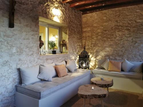 ein Wohnzimmer mit einem Sofa und einem Tisch in der Unterkunft Maison Mimosa, lovely 3 bedroom villa with a heated pool in Essaouira