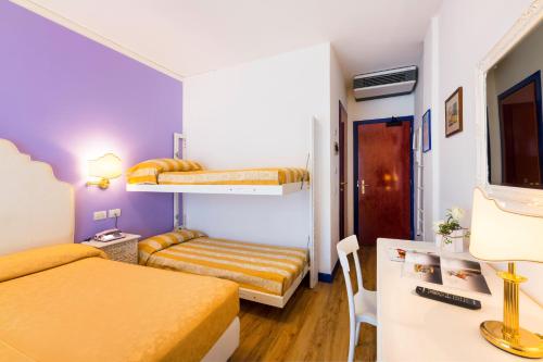 Ένα ή περισσότερα κρεβάτια σε δωμάτιο στο Hotel Miramare