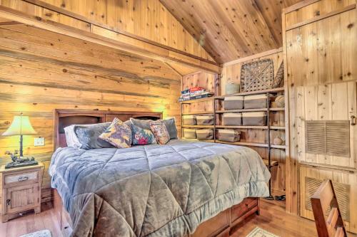Posteľ alebo postele v izbe v ubytovaní Breckenridge Cabin with Pool Access, Close to Skiing