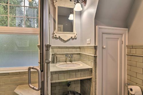 y baño con lavabo y espejo. en Charming Milwaukie Getaway with Pool, Hot Tub!, en Milwaukie