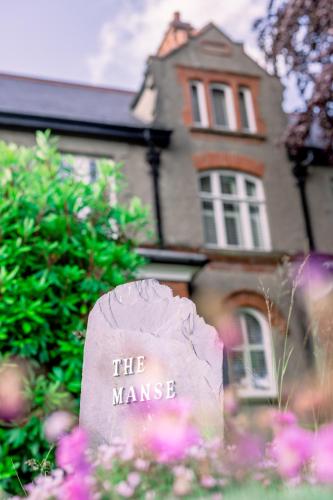 Κήπος έξω από το The Manse