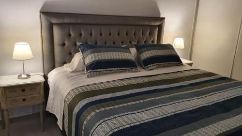 a bedroom with a bed with two pillows on it at Apartamento Deluxe Senderos del Vino IV, Desayuno Opcional in Mendoza