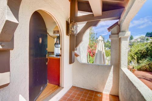 una casa con puerta y ventana en Cozy & Equipped Spanish-Style Casita in Berkeley apts, en Berkeley