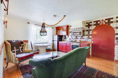 sala de estar con sofá verde y mesa en Cozy & Equipped Spanish-Style Casita in Berkeley apts, en Berkeley