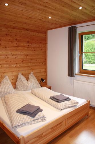 ein Schlafzimmer mit einem Bett mit zwei Handtüchern darauf in der Unterkunft Chalet Ferienhaus Radmer in Radmer an der Hasel
