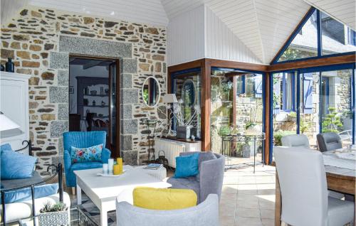 un salon avec un mur en pierre dans l'établissement Awesome Home In Trézélan-Bégard, à Trézelan