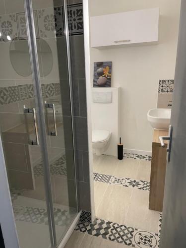 La salle de bains est pourvue d'une douche et de toilettes. dans l'établissement Appartement T2 proche du Futuroscope, à Poitiers
