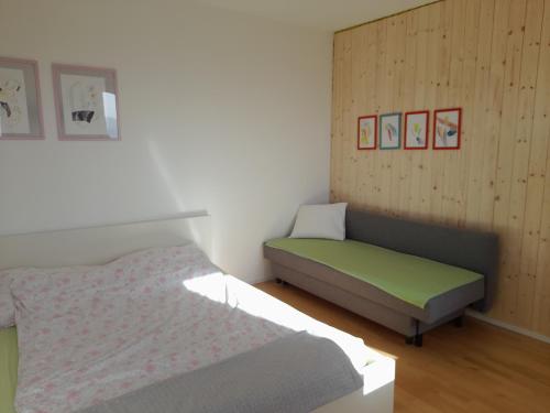 Tempat tidur dalam kamar di Minihaus in den Bergen/ Small mountain house