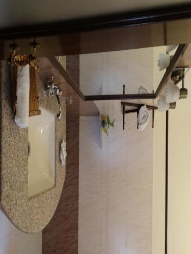 La salle de bains est pourvue d'un urinoir et d'un lavabo. dans l'établissement Badnor House - The Heritage Homestay, à Kokkíni Khánion