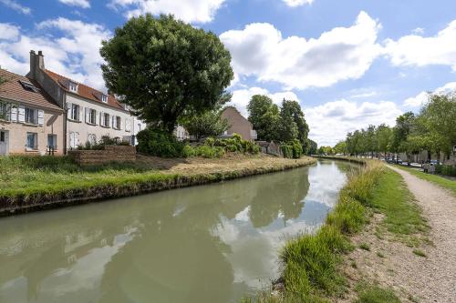 een rivier in een stad met huizen en bomen bij Chambre Privee Salle de Bain Privee centre ville Claye in Claye-Souilly