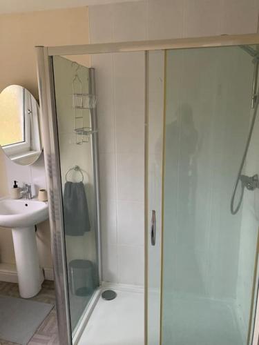 a bathroom with a shower and a sink at 1 bedroom townhouse in North Yorkshire in Harrogate