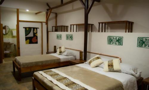 A bed or beds in a room at Refugio del Jaguar