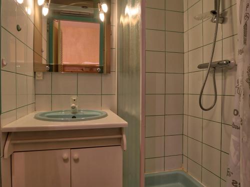 une salle de bain avec un lavabo et une douche avec un miroir dans l'établissement Studio pieds des pistes avec piscine extérieure - FR-1-505-51, à Notre-Dame-de-Bellecombe