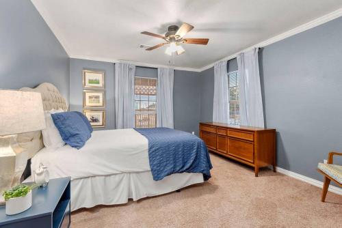 1 dormitorio con 1 cama y ventilador de techo en Sunnyside Retreat, en Bacliff