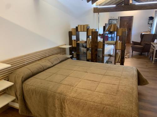 una camera con un letto e un mucchio di mobili di Los acebos a Gallejones