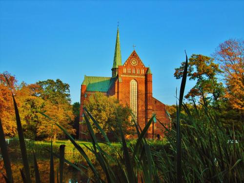 a large church with a steeple on top of it at Ostsee Hotel-Pension An der Lindenallee in Bad Doberan