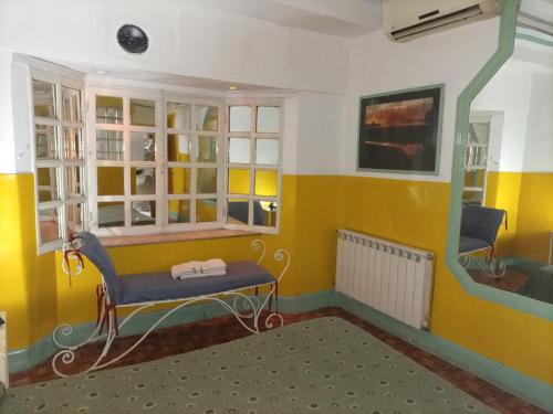 a room with a blue bench and a window at HOTEL PARQUE en Merlo- Buenos Aires in Merlo