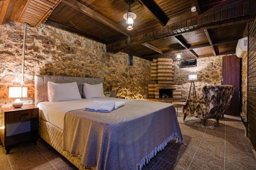 A bed or beds in a room at Casa Maria Hotel