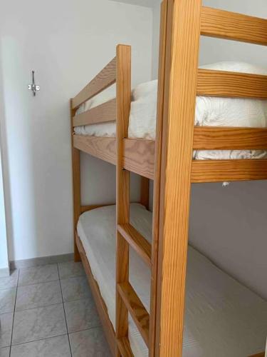 quelques lits superposés dans une chambre dans l'établissement Appartement et cour St Jean de Monts +parking, à Saint-Jean-de-Monts