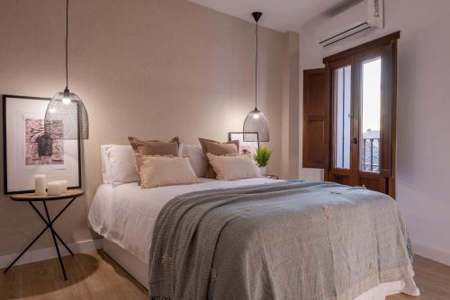 Postel nebo postele na pokoji v ubytování Suites Jardines de la Alhambra