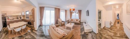 Penthouse Luxury Falticeni في فالتيسيني: غرفة معيشة مع أريكة وطاولة