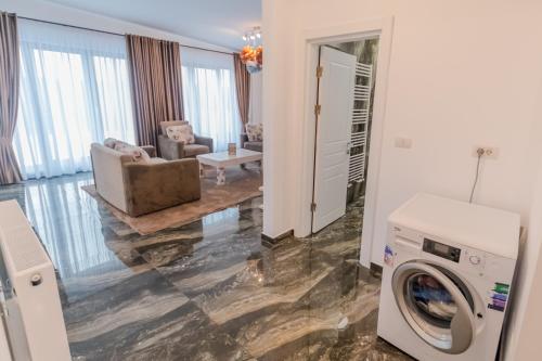 a living room with a washing machine in a room at Penthouse Luxury Falticeni in Fălticeni