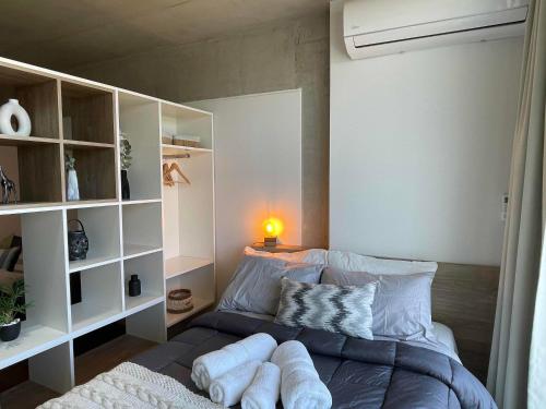 Un pequeño dormitorio con una cama con luz. en Studio céntrico en San Telmo 2 pax 6D en Buenos Aires