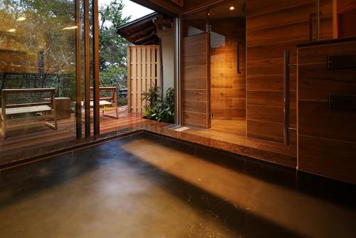 an empty room with a pool in the middle of a house at Monjusou Shourotei in Miyazu