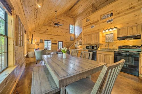 Η κουζίνα ή μικρή κουζίνα στο Cabin with Hot Tub and Games, 4 Mi to Beavers Bend!