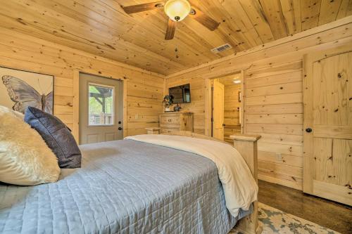 Ένα ή περισσότερα κρεβάτια σε δωμάτιο στο Cabin with Hot Tub and Games, 4 Mi to Beavers Bend!